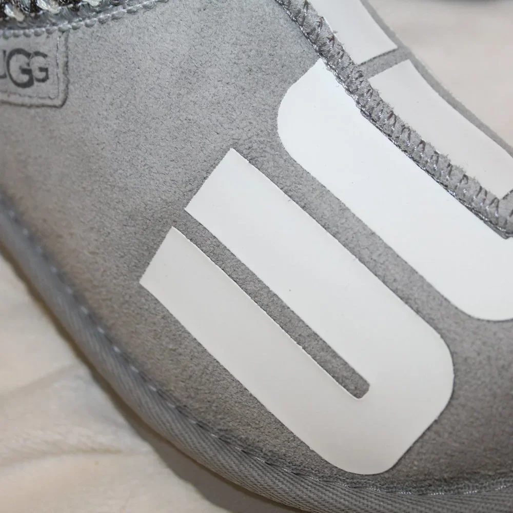 NIB UGG MEN'S TASMAN LOGO SUEDE SHEARLING SLIP ON SLIPPERS GRAY‎
